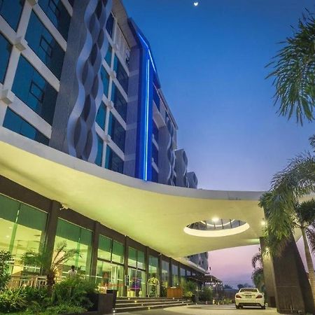 Alvarez Hotel Buriram Luaran gambar